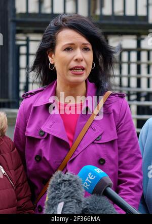 Grainne Teggart, directeur de campagne d'Amnesty International à l'extérieur de la Haute Cour de Belfast après la Cour se prononce sur la légalité de l'Irlande du Nord Banque D'Images