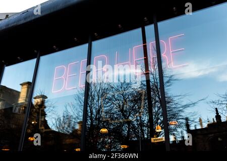 Newcastle upon Tyne/UK - 8 janvier 2020: Bière ici enseigne au néon dans la fenêtre du bar Banque D'Images