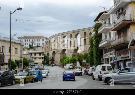 Paysage urbain avec aqueduc romain médiéval Kamares dans la ville de Kavala, Macédoine, Grèce. Banque D'Images