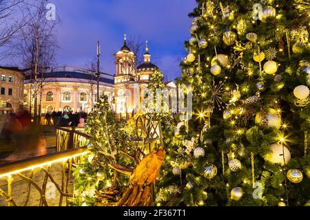 Noël (vacances du nouvel an) décoration sur le parc Zaryadye -- parc urbain situé près de la place Rouge à Moscou, Russie. Banque D'Images