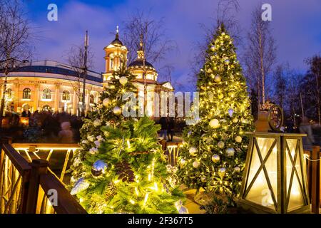 Noël (vacances du nouvel an) décoration sur le parc Zaryadye -- parc urbain situé près de la place Rouge à Moscou, Russie. Banque D'Images