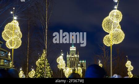 Noël (vacances du nouvel an) décoration sur le parc Zaryadye -- parc urbain situé près de la place Rouge à Moscou, Russie. Banque D'Images