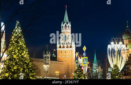 Noël (vacances du nouvel an) décoration à Moscou (la nuit), Russie-- la Tour Spasskaya. Voyage à Noël, les saisons de Moscou. Vue de Zaryadye Banque D'Images