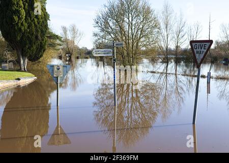 Inondations par la rivière Severn - 29 novembre 2012 - la voie sous l'église a inondé à Chaceley, Gloucestershire, Royaume-Uni Banque D'Images