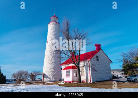 Lieu historique national du Phare-de-point-Clark sur les rives du lac Huron sous le ciel bleu d'hiver. Le phare a été construit entre 1855 et 1859. Banque D'Images