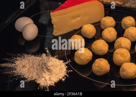 Fabrication maison, préparation de pain au fromage et ingrédients sur fond noir. Banque D'Images