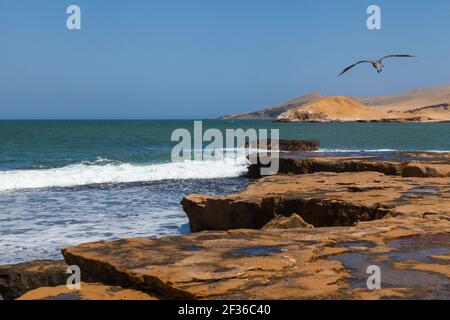 Photographie de paysages de dunes et de falaises sur la côte du désert de Paracas, Playa Roja, dans la Réserve nationale de Paracas, Océan Pacifique, Pisco Banque D'Images