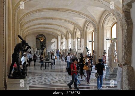 Paris, France, 22 juin : les Parisiens et les touristes visitent l'une des galeries du Louvre le 22 juin 2012 à Paris. Banque D'Images