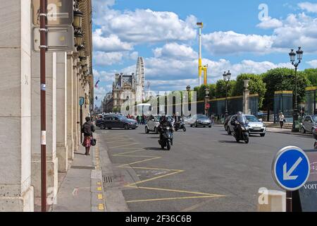 Paris, France, JUIN 22 : vue sur la rue de Rivoli et le jardin des Tuileries avec une roue de ferris le 22 juin 2012 à Paris. Banque D'Images