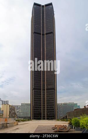 Tour Montparnasse des Galeries Lafayette à Paris sur fond de ciel gris sombre. Banque D'Images