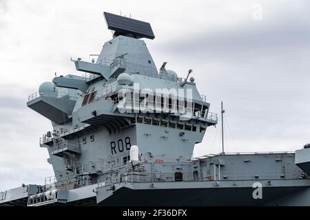 Finnart, Écosse, Royaume-Uni. 15 mars 2021. Le porte-avions de la Royal Navy, le HMS Queen Elizabeth, a accolé sur le long Loch à Glenmallon pour prendre des provisions et des munitions avant les exercices navals dans le cadre du groupe d'attaque britannique Carrier Strike Group 2021. Iain Masterton/Alay Live News Banque D'Images