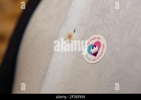 Londres, Royaume-Uni. 14 mars 2021. Un récipiendaire londonien du vaccin contre le coronavirus Astra-Zenica porte un autocollant « J'ai eu ma vaccination contre le covid » sur une chemise bleue pour homme. Credit: Anna Watson/Alay Live News Banque D'Images