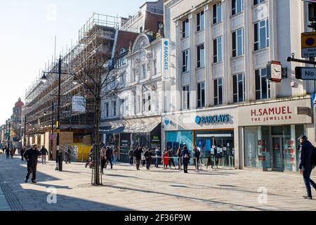 Newcastle upon Tyne UK: 6 mars 2021: Des gens font la queue pour entrer dans la Barclays Bank sur la rue Northumberland pendant une pandémie Banque D'Images