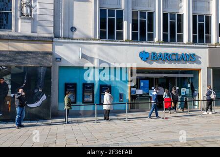 Newcastle upon Tyne UK: 6 mars 2021: Des gens font la queue pour entrer dans la Barclays Bank sur la rue Northumberland pendant une pandémie Banque D'Images