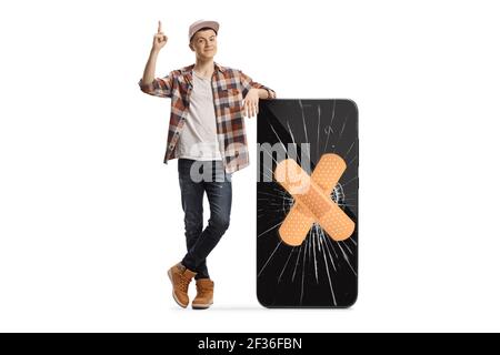 Guy se penchant sur un téléphone avec un écran en rack et bande et pointage isolés sur fond blanc Banque D'Images