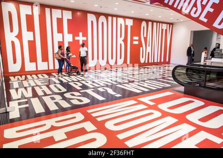 Washington DC, galerie du National Mall Hirshhorn Museum, art contemporain intérieur exposition Barbara Kruger, croyance + doute, Banque D'Images