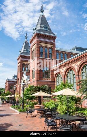 Washington DC, National Mall Arts & Industries, extérieur du musée du bâtiment à l'extérieur de l'entrée de la tour, Banque D'Images