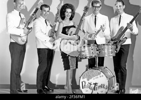 WANDA JACKSON photo promotionnelle du musicien rockabilly américain vers 1960 Avec son groupe The Party Timers Banque D'Images