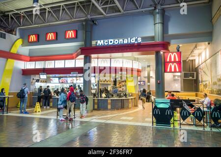 Washington DC, Union Station, gare ferroviaire, aire de restauration, McDonald's fast food restaurant hamburger comptoir file d'attente intérieur, Banque D'Images