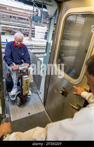 Washington DC, Union Station, gare ferroviaire Amtrak Silver Meteor Star, homme d'embarquement ascenseur pour personnes handicapées en fauteuil roulant, conducteur intérieur insid Banque D'Images