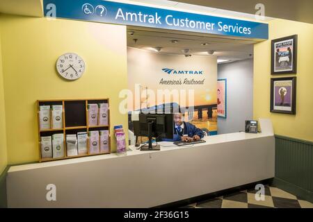 Washington DC, Union Station, gare ferroviaire, gare ferroviaire, Amtrak, comptoir de service à la clientèle, Black man agent emploi employé intérieur, Banque D'Images