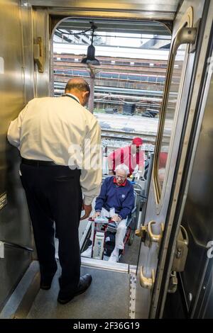 Washington DC, Union Station, gare ferroviaire Amtrak Silver Meteor Star, homme d'embarquement ascenseur pour personnes handicapées en fauteuil roulant, conducteur intérieur insid Banque D'Images