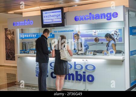 Santo Domingo République dominicaine, Las Américas aéroport international SDQ, banque de change contre-compteur hispanique homme femme couple, échange securi Banque D'Images