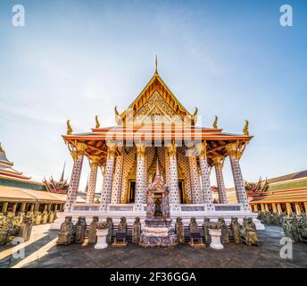 Wat Arun Ratchawararam Ratchawaramahawihan. Wat Arun Temple ordination Hall à Bangkok, Thaïlande le long de la rivière Chao Phraya en Sunny Day. Banque D'Images