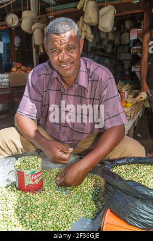 Santo Domingo République dominicaine, Ciudad Colonia Zona Colonial, Mercado Modelo marché hispanique Black man fournisseur de produits stand, lima grains de nettoyage sortine Banque D'Images