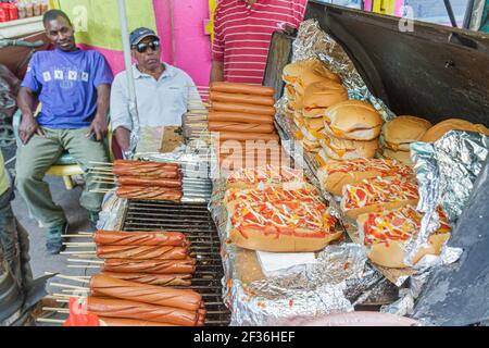 Saint-Domingue République dominicaine, Calle Rovelo, vendeurs de nourriture de rue stall hot dog chariot grill hamburgers petits pains condiments, hommes hispaniques noirs, Banque D'Images