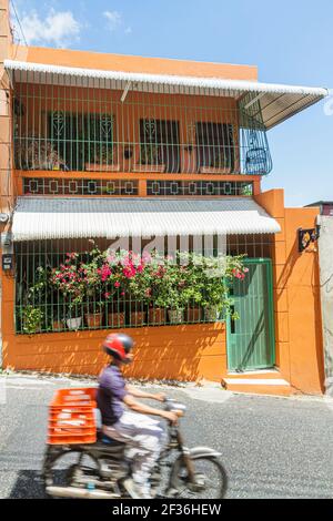 Santo Domingo République dominicaine, Ciudad Colonial Calle Duarte, résidentiel quartier maison résidence hispanique Noir homme équitation moto, Bouga Banque D'Images