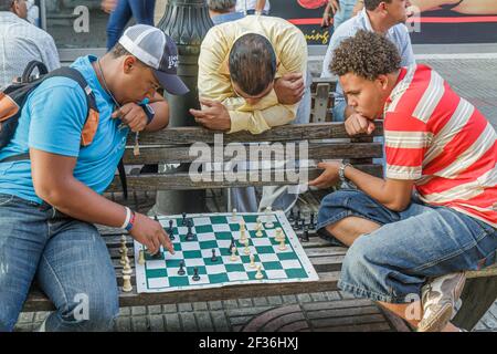 Santo Domingo République dominicaine, Ciudad Colonial Calle el Conde Peatonal, centre commercial piétonnier hommes hispaniques noirs adolescents garçon jouant aux échecs, Banque D'Images