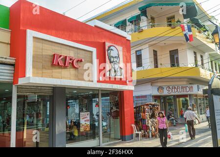 Santo Domingo République dominicaine, Ciudad Colonial Calle el Conde Peatonal, galerie marchande piétonne KFC Kentucky Fried Chicken fast food restaurant, logo à l'extérieur Banque D'Images