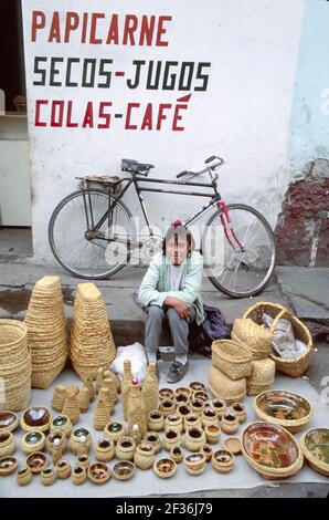 Équateur marché Otavalo Saquisili, Cotopaxi Chibuleos femme autochtone vendeur de rue vendant des paniers céramiques Banque D'Images