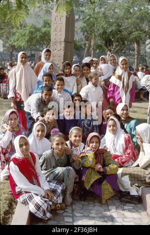 Le Caire Egypte Egyptien musulman Egyptien Musée égyptien, filles garçons élèves musulmans classe voyage sur le terrain groupe pose, Banque D'Images