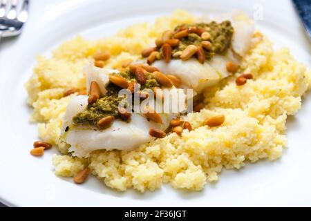 morue au pesto vert et aux graines de pin au couscous Banque D'Images