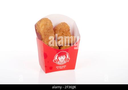 Nuggets de poulet Wendy's dans un récipient sur blanc Banque D'Images