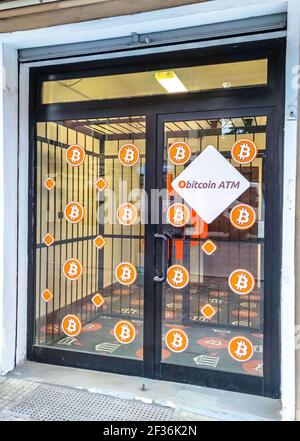 Bologne, Italie - 12 mars 2021: Boutique Bitcoin ATM pour acheter et vendre des bitcoins en monnaie européenne. Futur échange de monnaie virtuel et or numérique. Vertical Banque D'Images