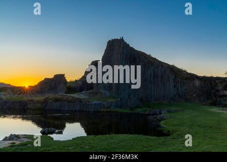 Structures polygonales de colonnes de basalte, monument naturel Panska skala près de Kamenicky Senov, République tchèque Banque D'Images