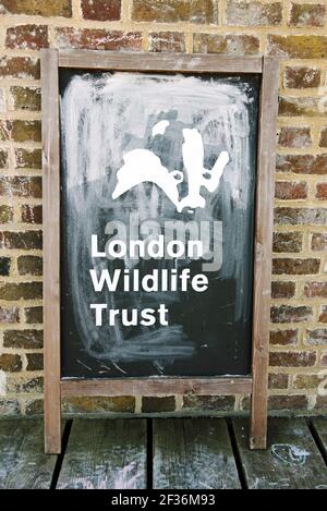 London Wildlife Trust écrit sur un tableau noir à l'extérieur de Coal House Café Woodberry Wetlands Stoke Newington London Borough of Hackney Banque D'Images