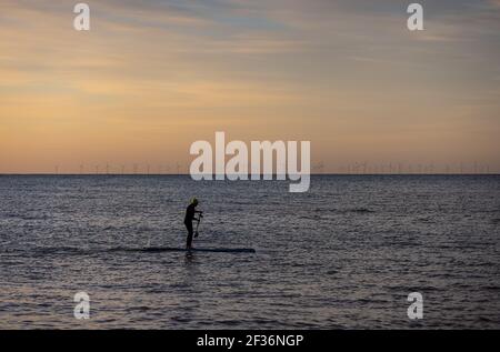 Membre du paddle-board public dans la mer à Brighton, dans l'est du Sussex Banque D'Images