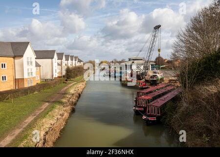 Hilperton Marina à côté du canal Kennet et Avon à Trowbridge, Wiltshire. Bateaux à rames et maisons le long du canal. Angleterre, Royaume-Uni Banque D'Images