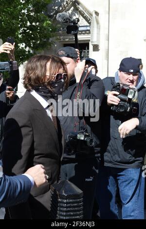 Johnny Depp arrive en cour pour l'affaire de diffamation de l'acteur contre Sun sur le terme 'femme-batteur' Londres 2020 Banque D'Images