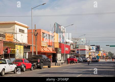 Boutiques dans la rue commerçante de la ville Los Mochis, Ahome, Sinaloa, Mexique Banque D'Images