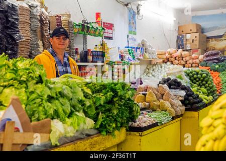 Un commerçant mexicain vendant des légumes et de la nourriture dans une épicerie de la ville de Los Mochis, Ahome, Sinaloa, Mexique Banque D'Images