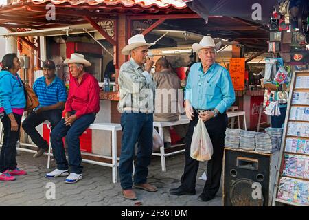 Les personnes âgées mexicaines portent des chapeaux de cow-boy sur le marché de la ville El Fuerte, Sinaloa, Mexique Banque D'Images