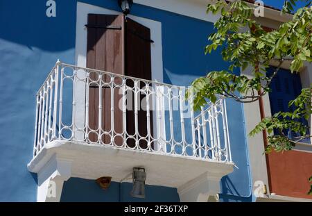 Bâtiment peint en bleu avec balcon attrayant dans la ville de Fiskardo, Kefalonia Banque D'Images