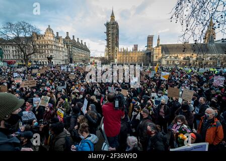 Londres, Royaume-Uni. 15 mars 2021. Les gens participent à une manifestation de « fin de la violence contre les femmes » sur la place du Parlement en réponse à des tactiques de police prétendument lourdes lors de la veillée du 13 mars qui a été à la mémoire de Sarah Everard. Un agent de service a été accusé de son meurtre. En outre, ils protestent contre l'adoption du projet de loi sur la police, le crime, la détermination de la peine et les tribunaux, qui craignait qu'il ne limite le droit de manifester. Credit: Stephen Chung / Alamy Live News Banque D'Images