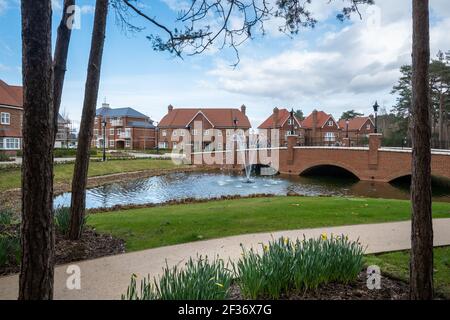 Hartland Village, nouveau développement de logements près de Fleet dans le Hampshire, Angleterre, Royaume-Uni Banque D'Images