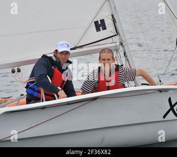 BEN AINSLIE GIVEING GLEN MOORE UNE LEÇON DE VOILE. 30/6/2011. PHOTO DAVID ASHDOWN Banque D'Images